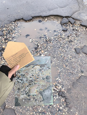 В Тейкове художница рисует лужи, мечтая изменить свой двор к лучшему
